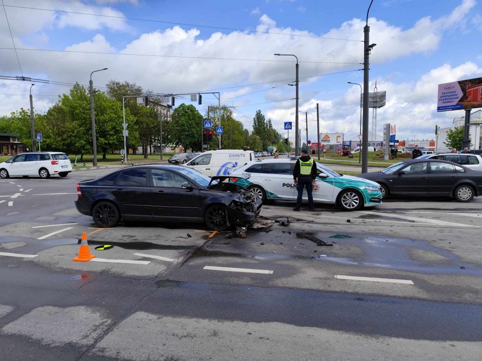 Stipri avarija Kaune: į iškvietimą vykusių medikų automobilis – ant šono ir išdužusiais stiklais