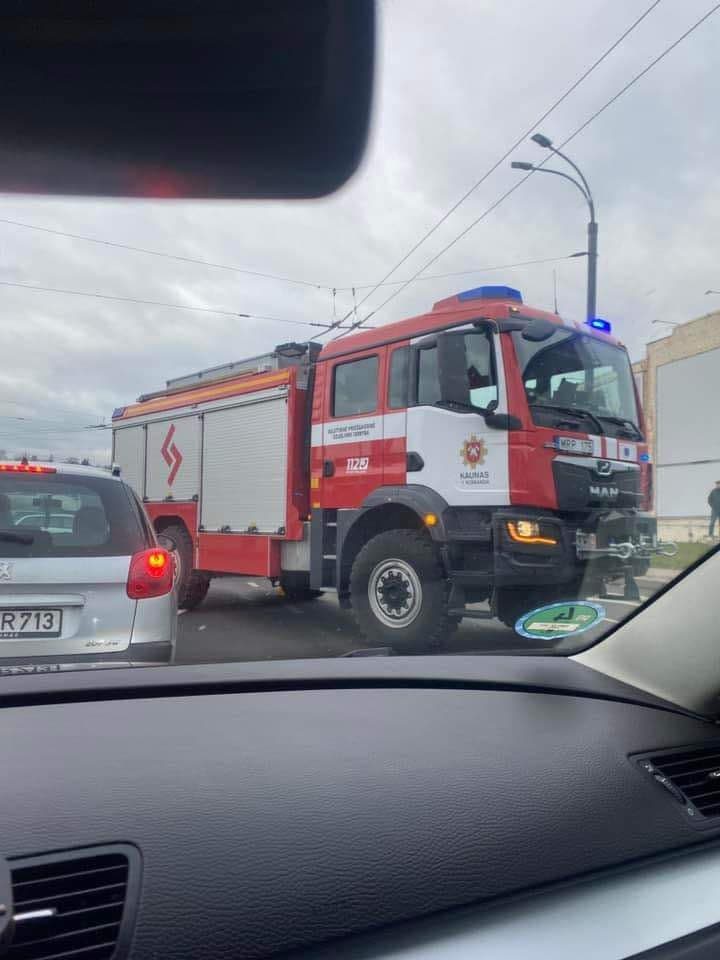 Netoli „Akropolio“ į avarijos mėsmalę pateko trys automobiliai