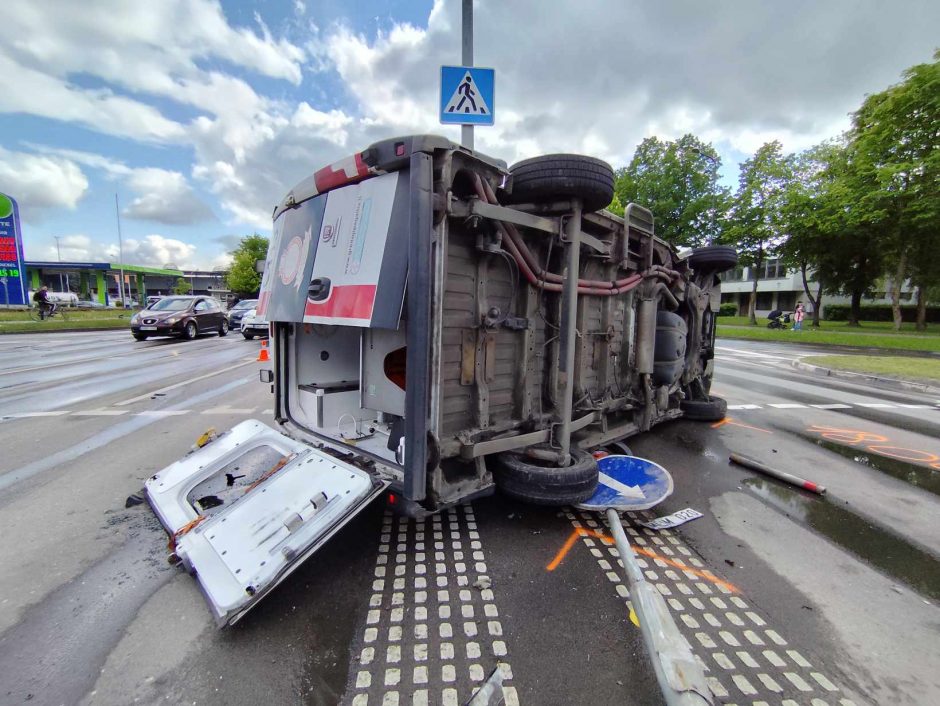 Stipri avarija Kaune: į iškvietimą vykusių medikų automobilis – ant šono ir išdužusiais stiklais