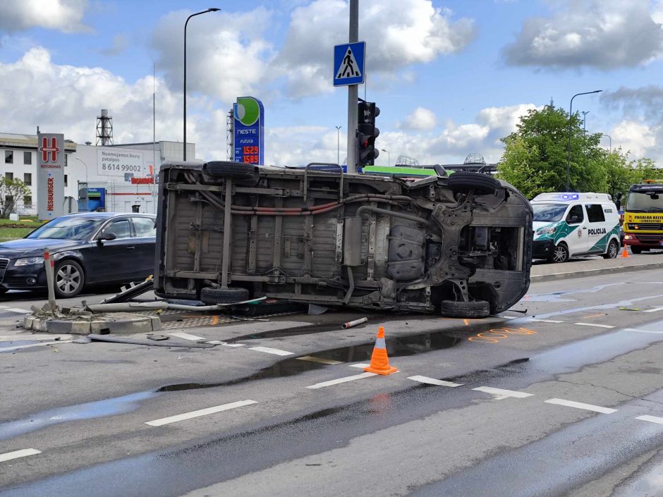 Stipri avarija Kaune: į iškvietimą vykusių medikų automobilis – ant šono ir išdužusiais stiklais