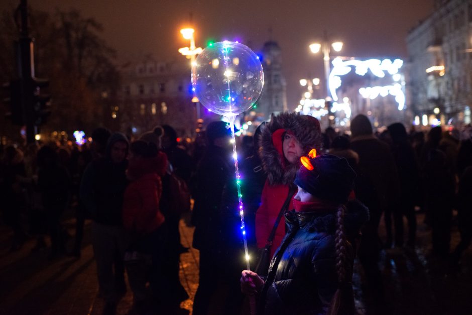 Katedros aikštėje suspindo stulbinanti Vilniaus Kalėdų eglė