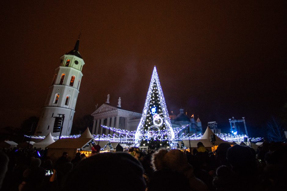 Katedros aikštėje suspindo stulbinanti Vilniaus Kalėdų eglė