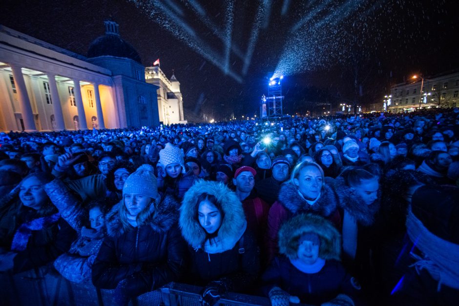 Katedros aikštėje suspindo stulbinanti Vilniaus Kalėdų eglė