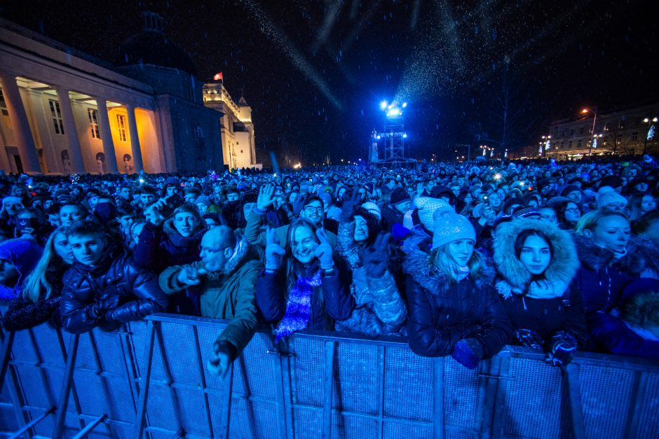 Katedros aikštėje suspindo stulbinanti Vilniaus Kalėdų eglė