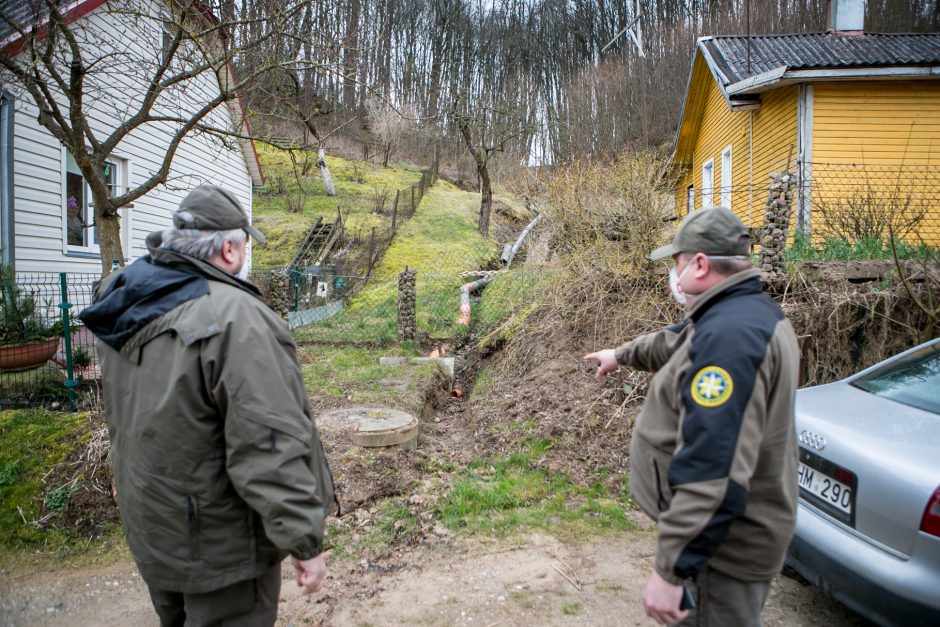 Kauno rajono gyventoją šokiravo vamzdžiai šlaituose