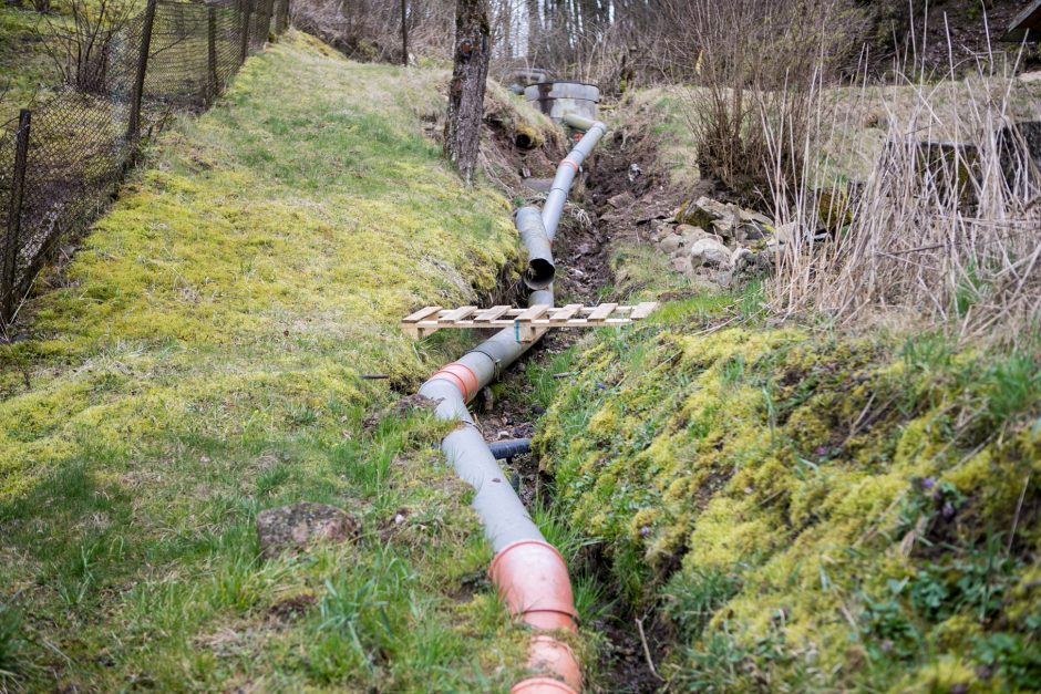 Kauno rajono gyventoją šokiravo vamzdžiai šlaituose