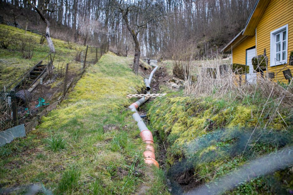 Kauno rajono gyventoją šokiravo vamzdžiai šlaituose