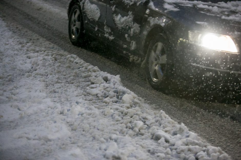 Kauną surakino sniego gniaužtai: eismo sąlygos nepavydėtinos visame mieste