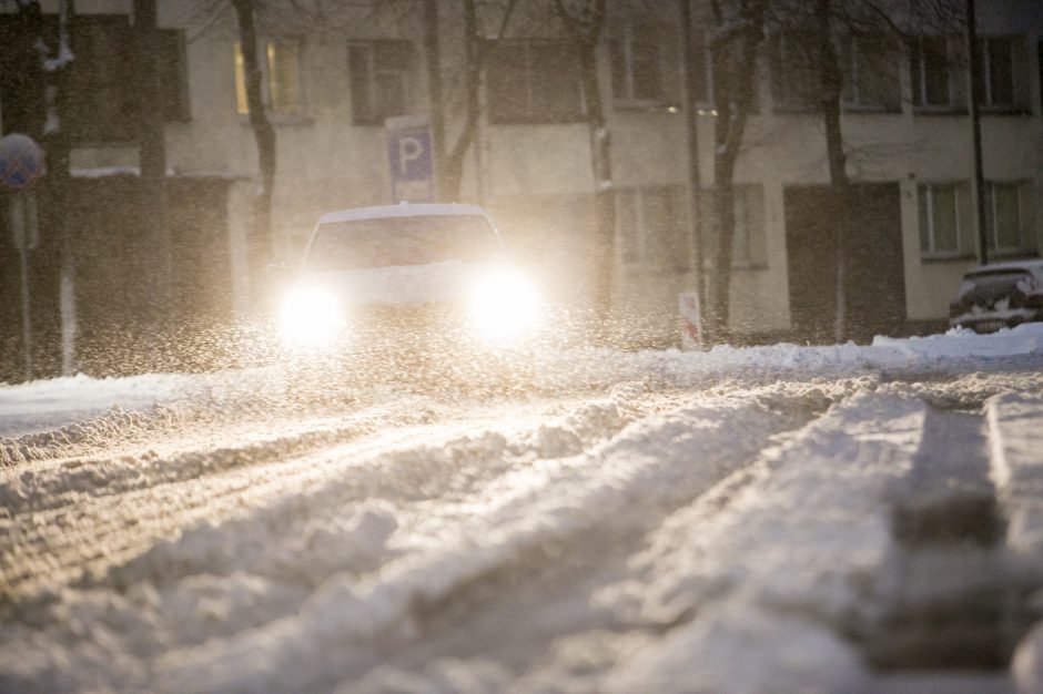 Kauną surakino sniego gniaužtai: eismo sąlygos nepavydėtinos visame mieste