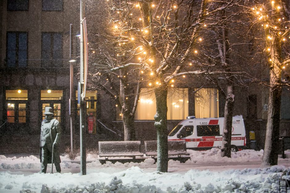 Kauną surakino sniego gniaužtai: eismo sąlygos nepavydėtinos visame mieste