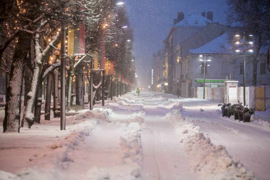 Kauną surakino sniego gniaužtai: eismo sąlygos nepavydėtinos visame mieste