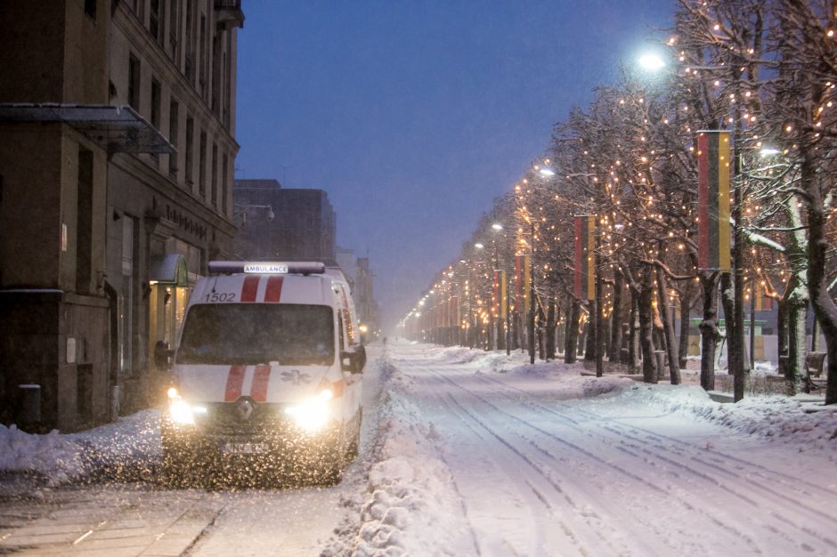 Kauną surakino sniego gniaužtai: eismo sąlygos nepavydėtinos visame mieste