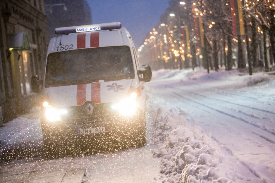 Kauną surakino sniego gniaužtai: eismo sąlygos nepavydėtinos visame mieste