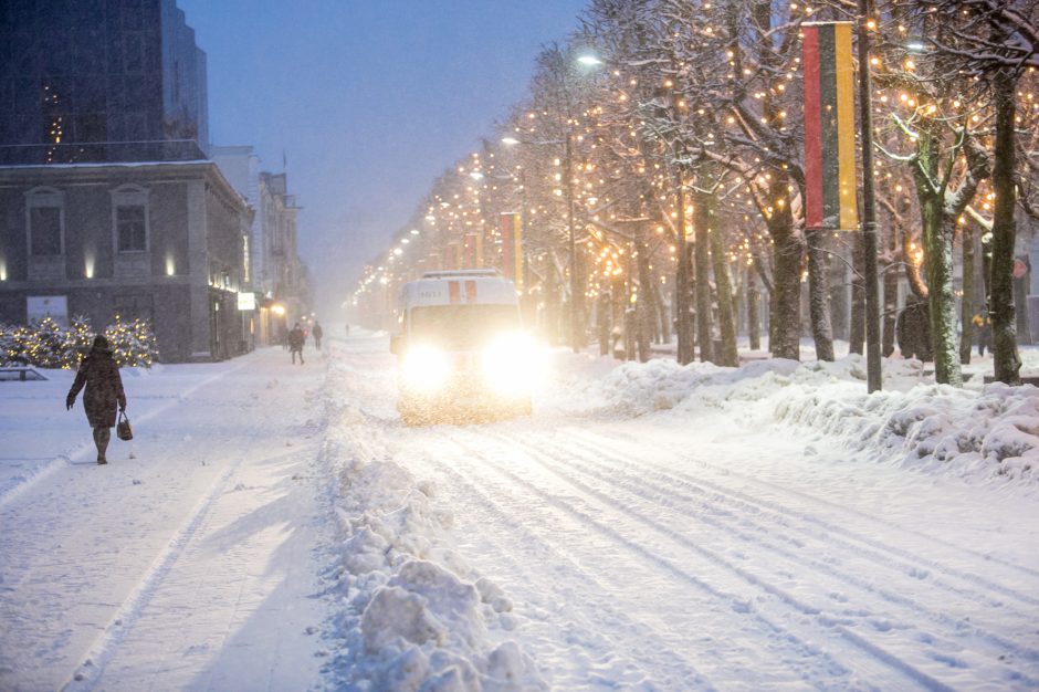 Kauną surakino sniego gniaužtai: eismo sąlygos nepavydėtinos visame mieste