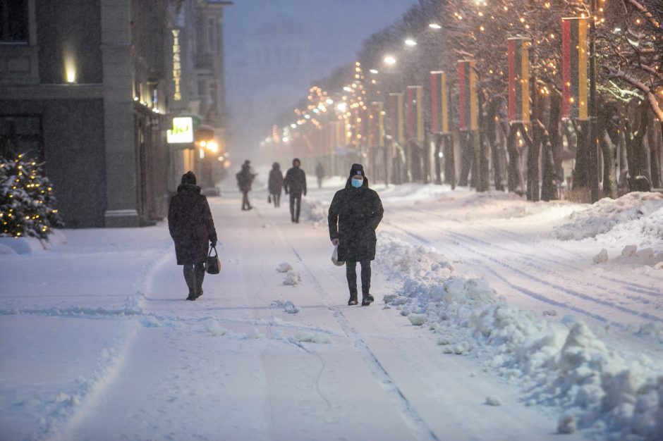 Kauną surakino sniego gniaužtai: eismo sąlygos nepavydėtinos visame mieste