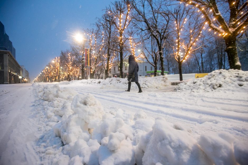 Kauną surakino sniego gniaužtai: eismo sąlygos nepavydėtinos visame mieste