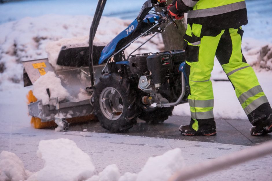 Kauną surakino sniego gniaužtai: eismo sąlygos nepavydėtinos visame mieste