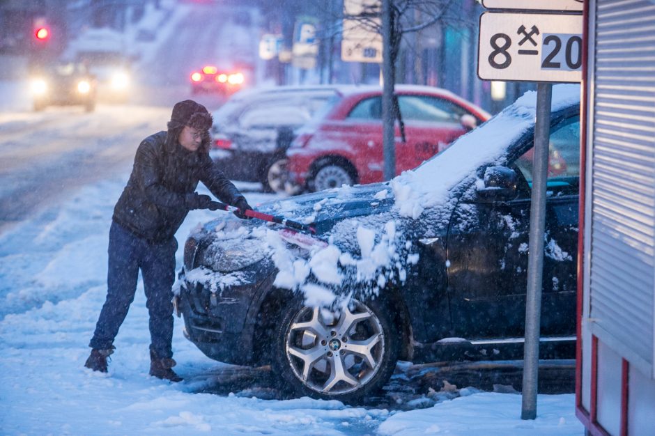 Kauną surakino sniego gniaužtai: eismo sąlygos nepavydėtinos visame mieste