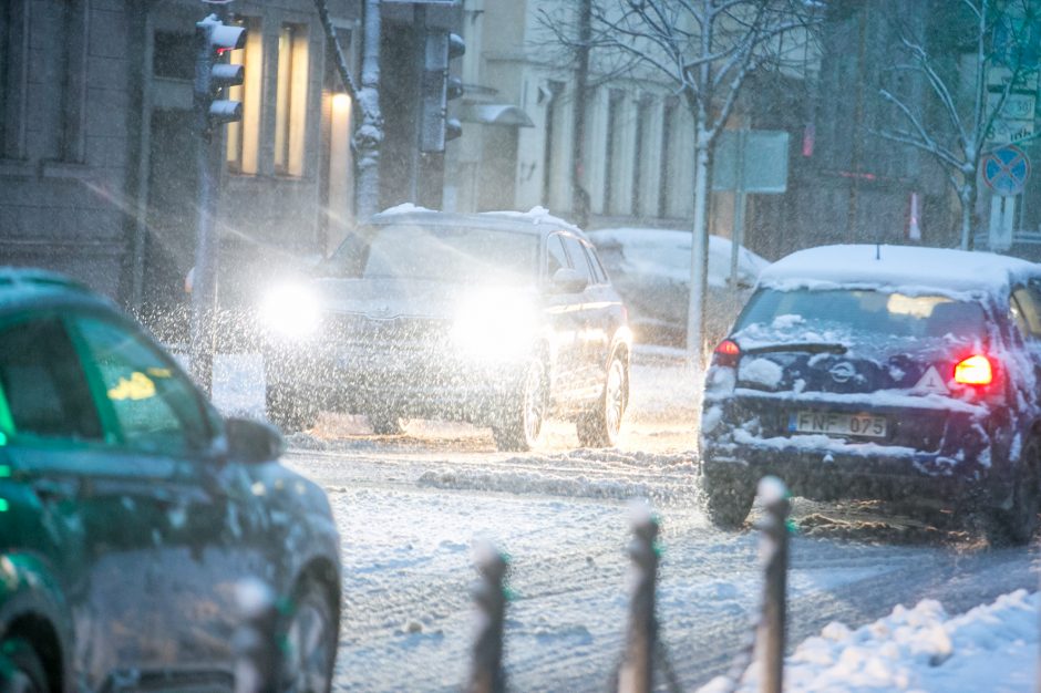 Kauną surakino sniego gniaužtai: eismo sąlygos nepavydėtinos visame mieste