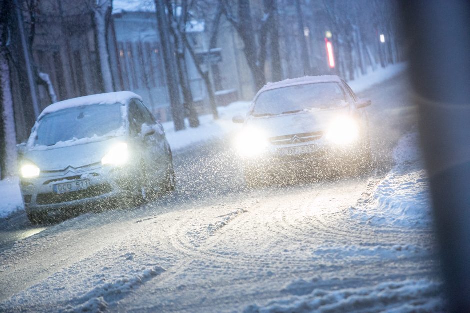 Kauną surakino sniego gniaužtai: eismo sąlygos nepavydėtinos visame mieste