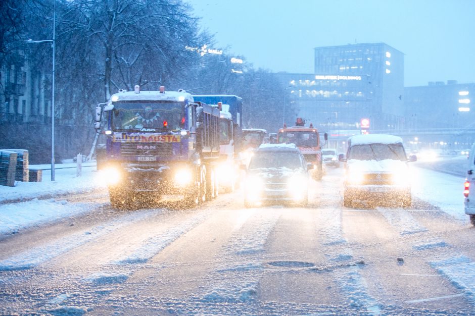 Kauną surakino sniego gniaužtai: eismo sąlygos nepavydėtinos visame mieste