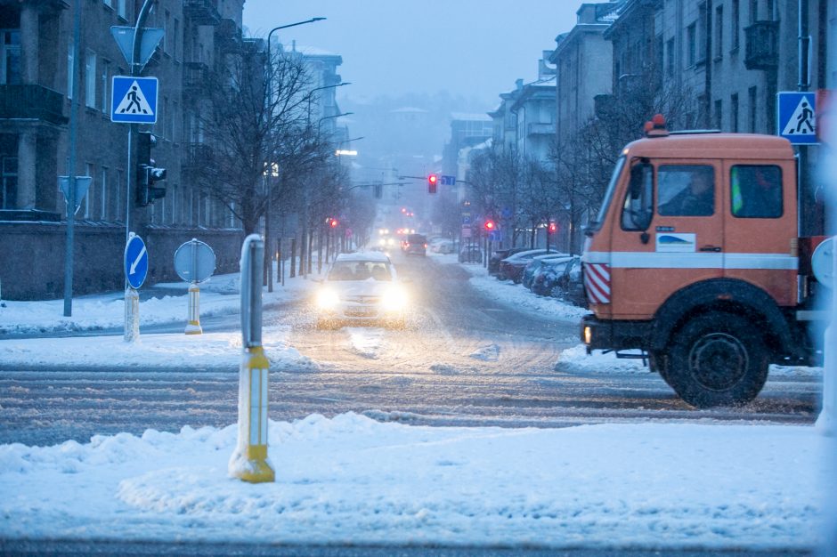 Kauną surakino sniego gniaužtai: eismo sąlygos nepavydėtinos visame mieste