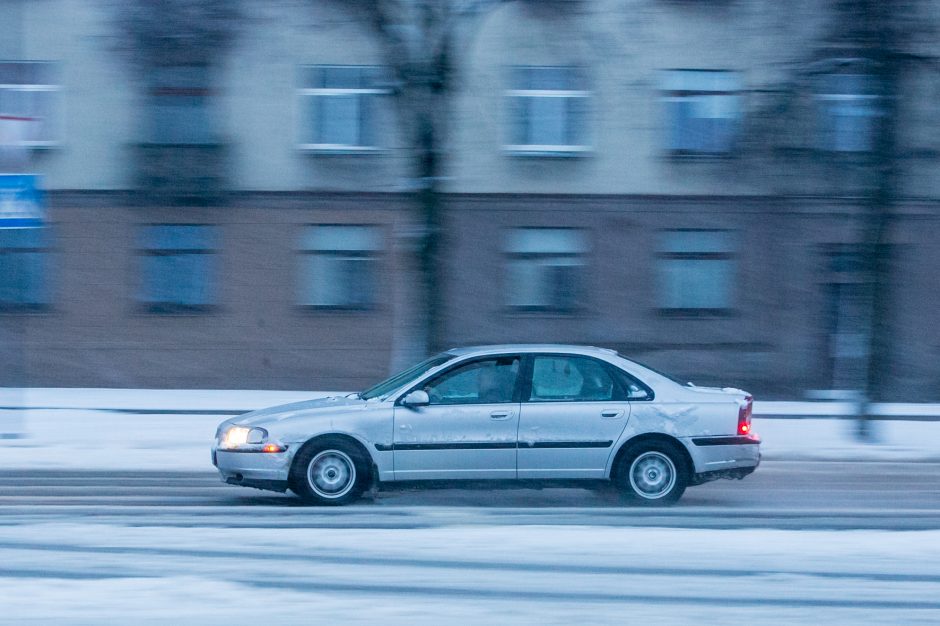 Kauną surakino sniego gniaužtai: eismo sąlygos nepavydėtinos visame mieste