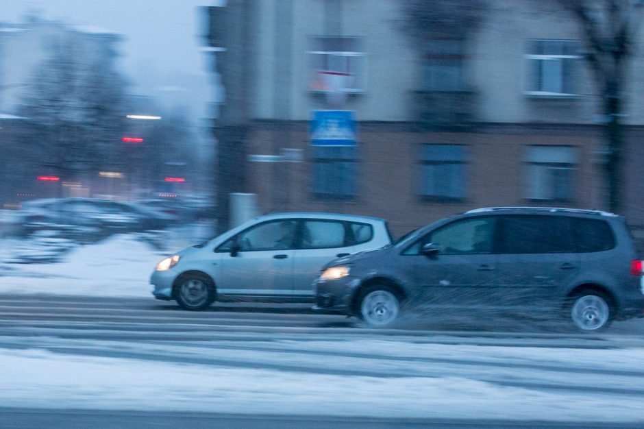 Kauną surakino sniego gniaužtai: eismo sąlygos nepavydėtinos visame mieste