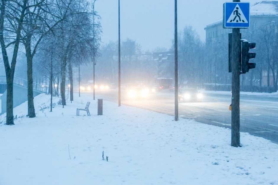 Kauną surakino sniego gniaužtai: eismo sąlygos nepavydėtinos visame mieste