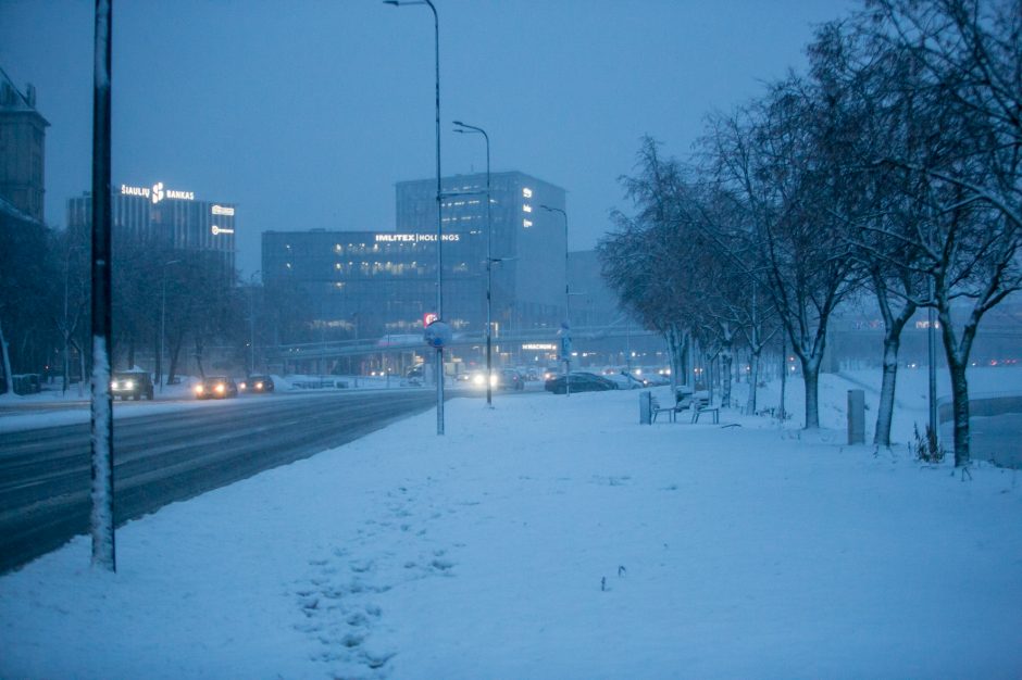 Kauną surakino sniego gniaužtai: eismo sąlygos nepavydėtinos visame mieste