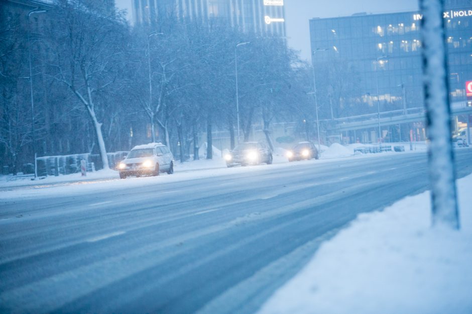 Kauną surakino sniego gniaužtai: eismo sąlygos nepavydėtinos visame mieste