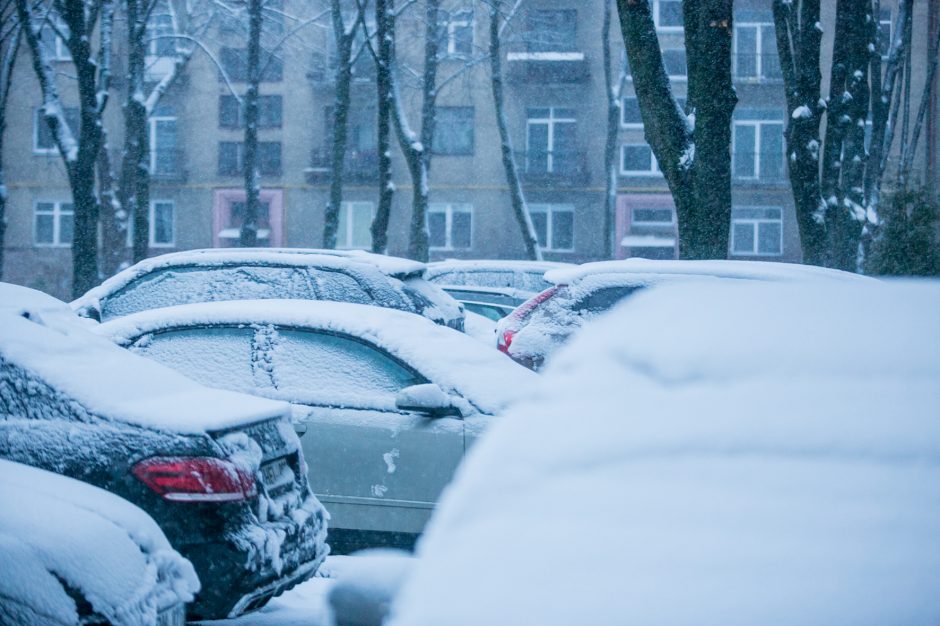 Kauną surakino sniego gniaužtai: eismo sąlygos nepavydėtinos visame mieste