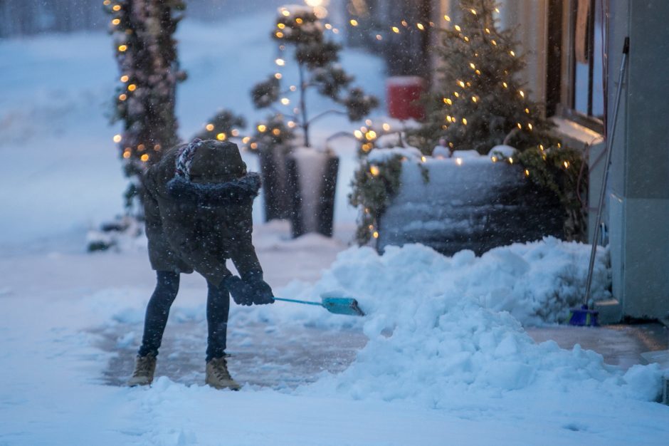 Kauną surakino sniego gniaužtai: eismo sąlygos nepavydėtinos visame mieste