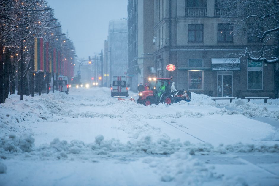 Kauną surakino sniego gniaužtai: eismo sąlygos nepavydėtinos visame mieste