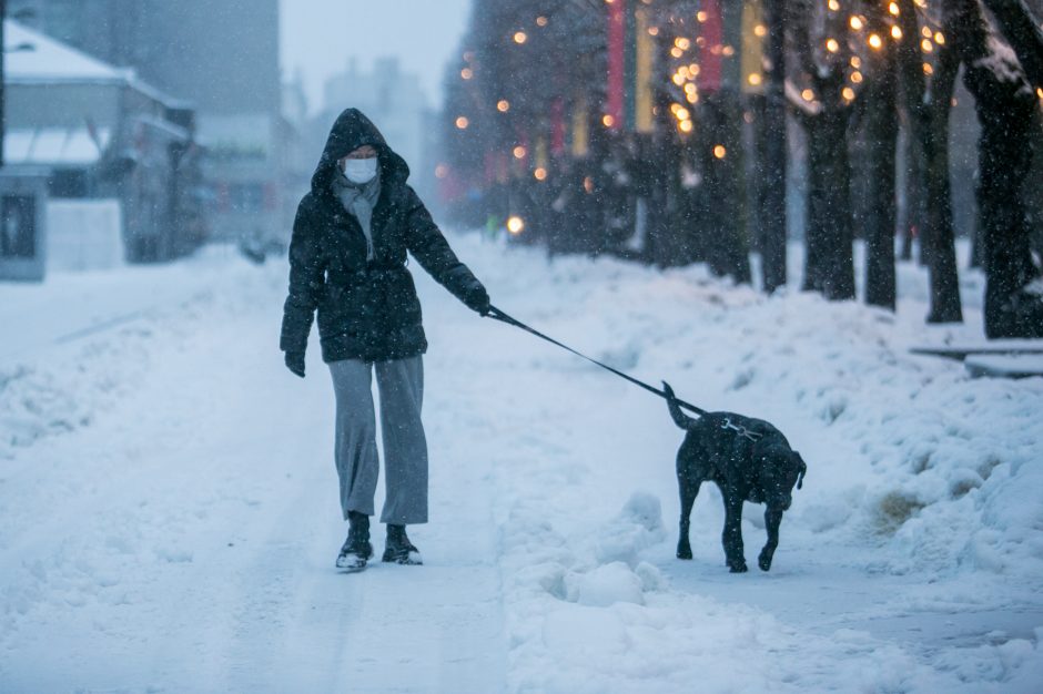 Kauną surakino sniego gniaužtai: eismo sąlygos nepavydėtinos visame mieste