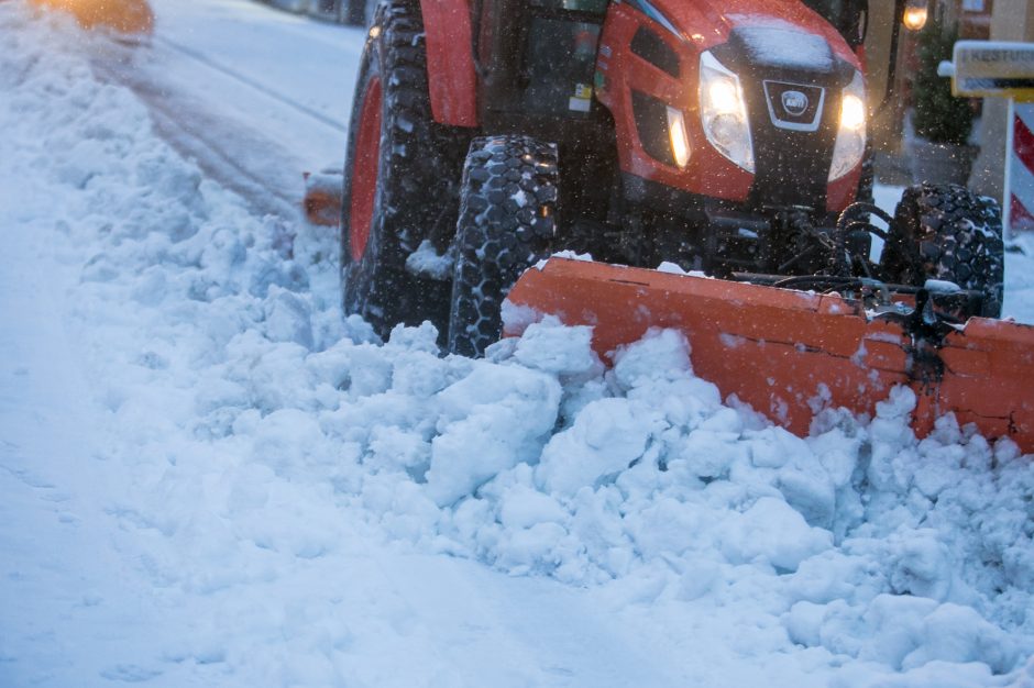 Kauną surakino sniego gniaužtai: eismo sąlygos nepavydėtinos visame mieste