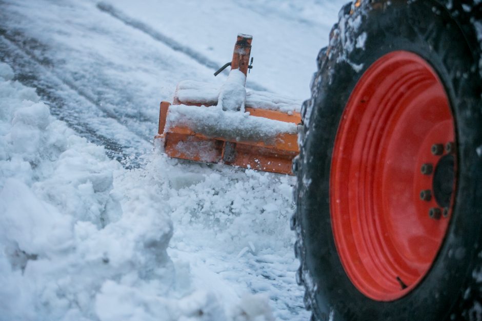 Kauną surakino sniego gniaužtai: eismo sąlygos nepavydėtinos visame mieste