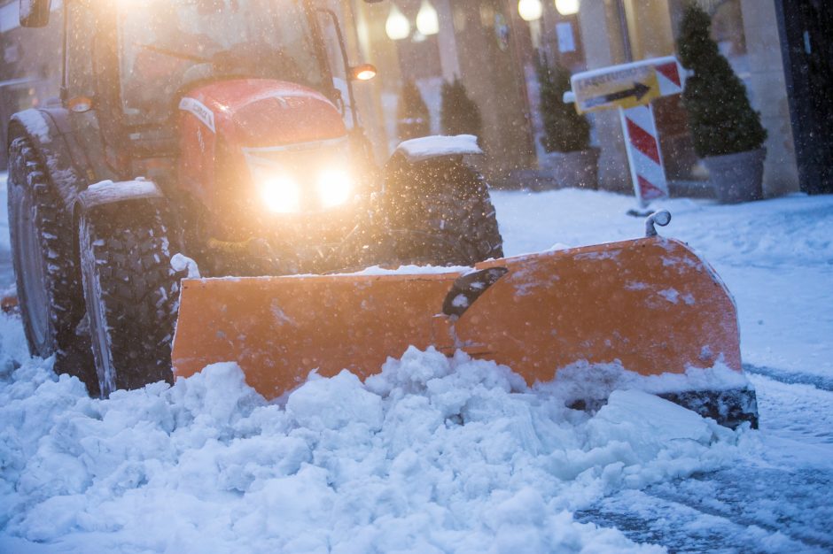 Kauną surakino sniego gniaužtai: eismo sąlygos nepavydėtinos visame mieste