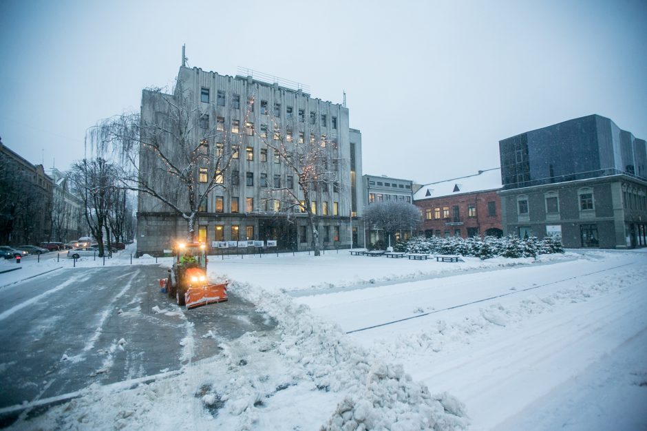 Kauną surakino sniego gniaužtai: eismo sąlygos nepavydėtinos visame mieste