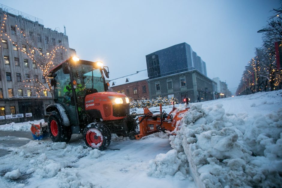 Kauną surakino sniego gniaužtai: eismo sąlygos nepavydėtinos visame mieste