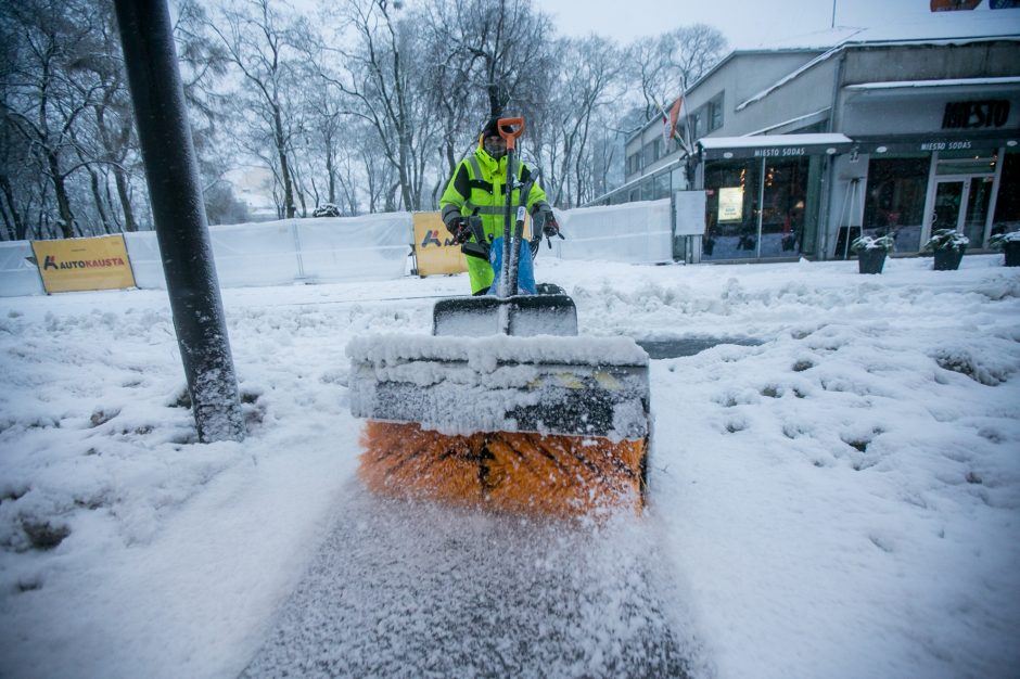 Kauną surakino sniego gniaužtai: eismo sąlygos nepavydėtinos visame mieste