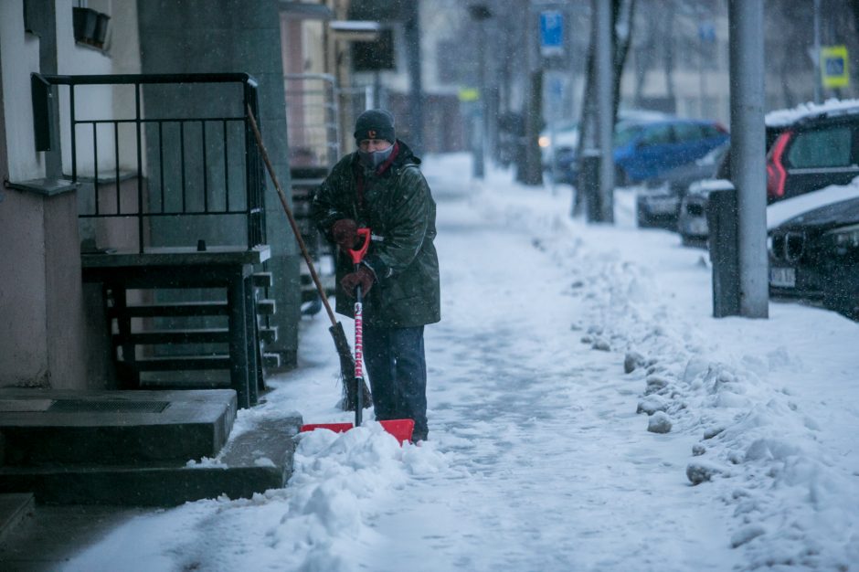 Kauną surakino sniego gniaužtai: eismo sąlygos nepavydėtinos visame mieste