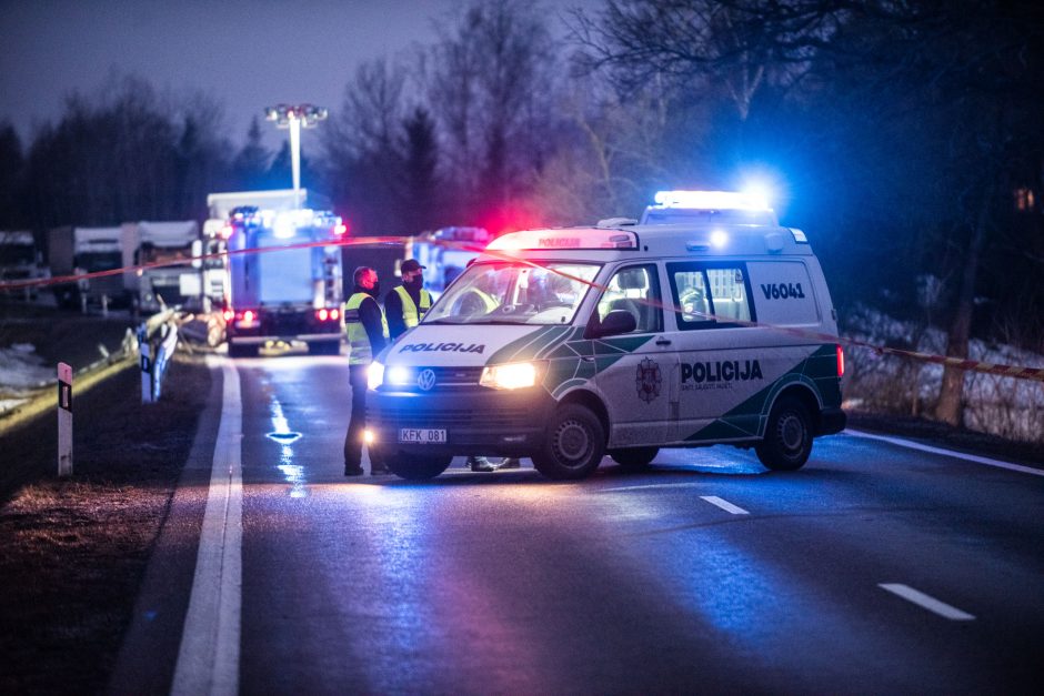 Skaudi nelaimė: Kauno rajone automobilis mirtinai pervažiavo ant kelio gulėjusį vyrą