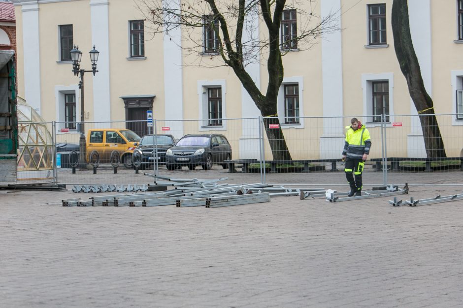 Į viršų stiebiasi Kauno kalėdinės eglutės karkasas: netrukus atkeliaus ir dekoracijos