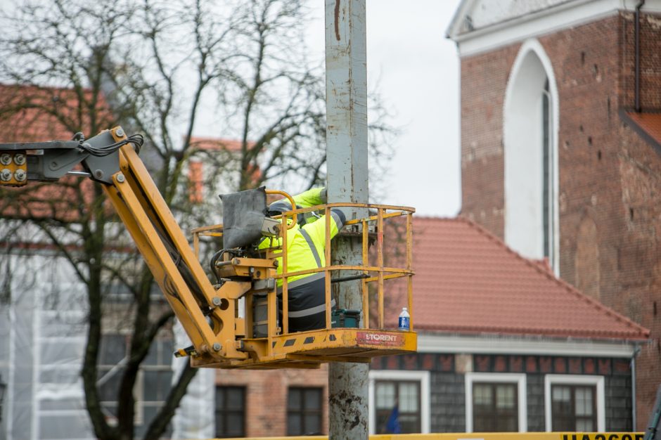 Į viršų stiebiasi Kauno kalėdinės eglutės karkasas: netrukus atkeliaus ir dekoracijos