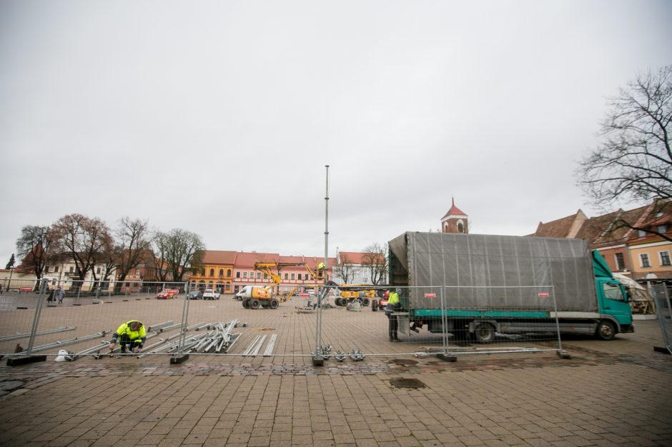 Į viršų stiebiasi Kauno kalėdinės eglutės karkasas: netrukus atkeliaus ir dekoracijos