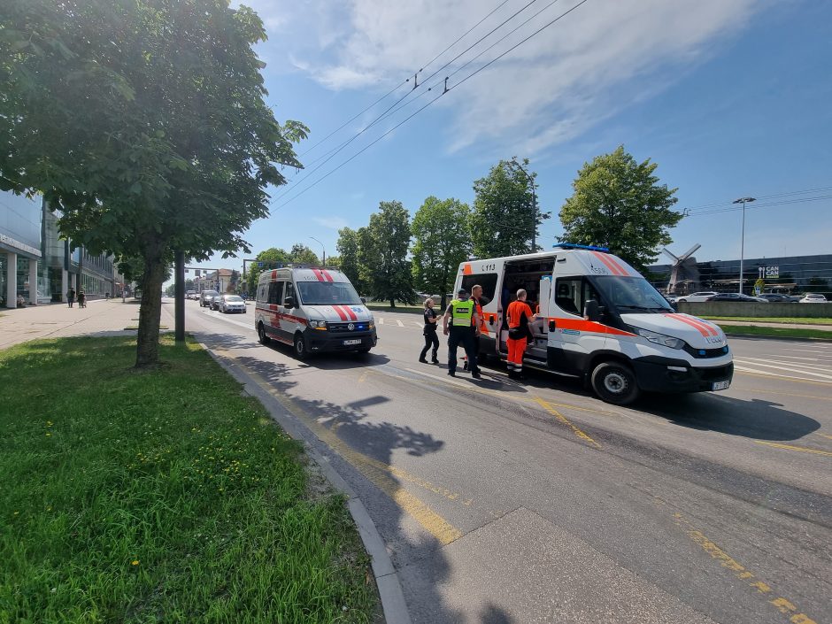 Nesmarkus trijų automobilių susidūrimas dviem moterims baigėsi ligoninėje