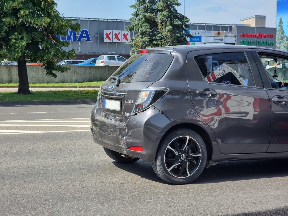 Nesmarkus trijų automobilių susidūrimas dviem moterims baigėsi ligoninėje