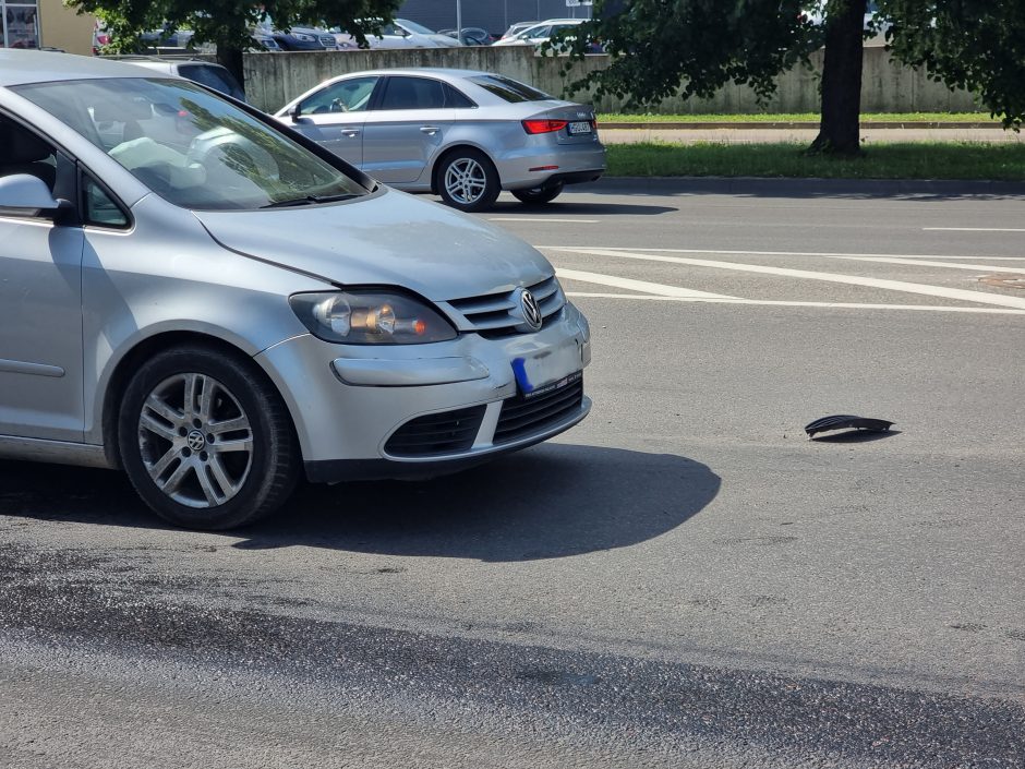 Nesmarkus trijų automobilių susidūrimas dviem moterims baigėsi ligoninėje