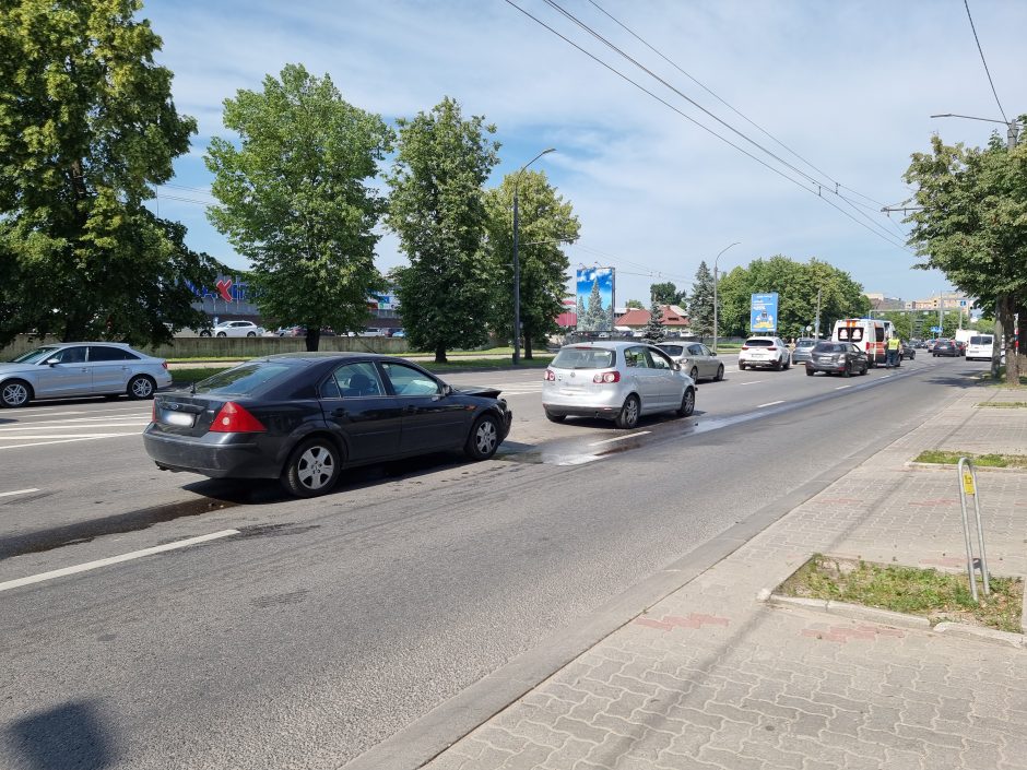 Nesmarkus trijų automobilių susidūrimas dviem moterims baigėsi ligoninėje